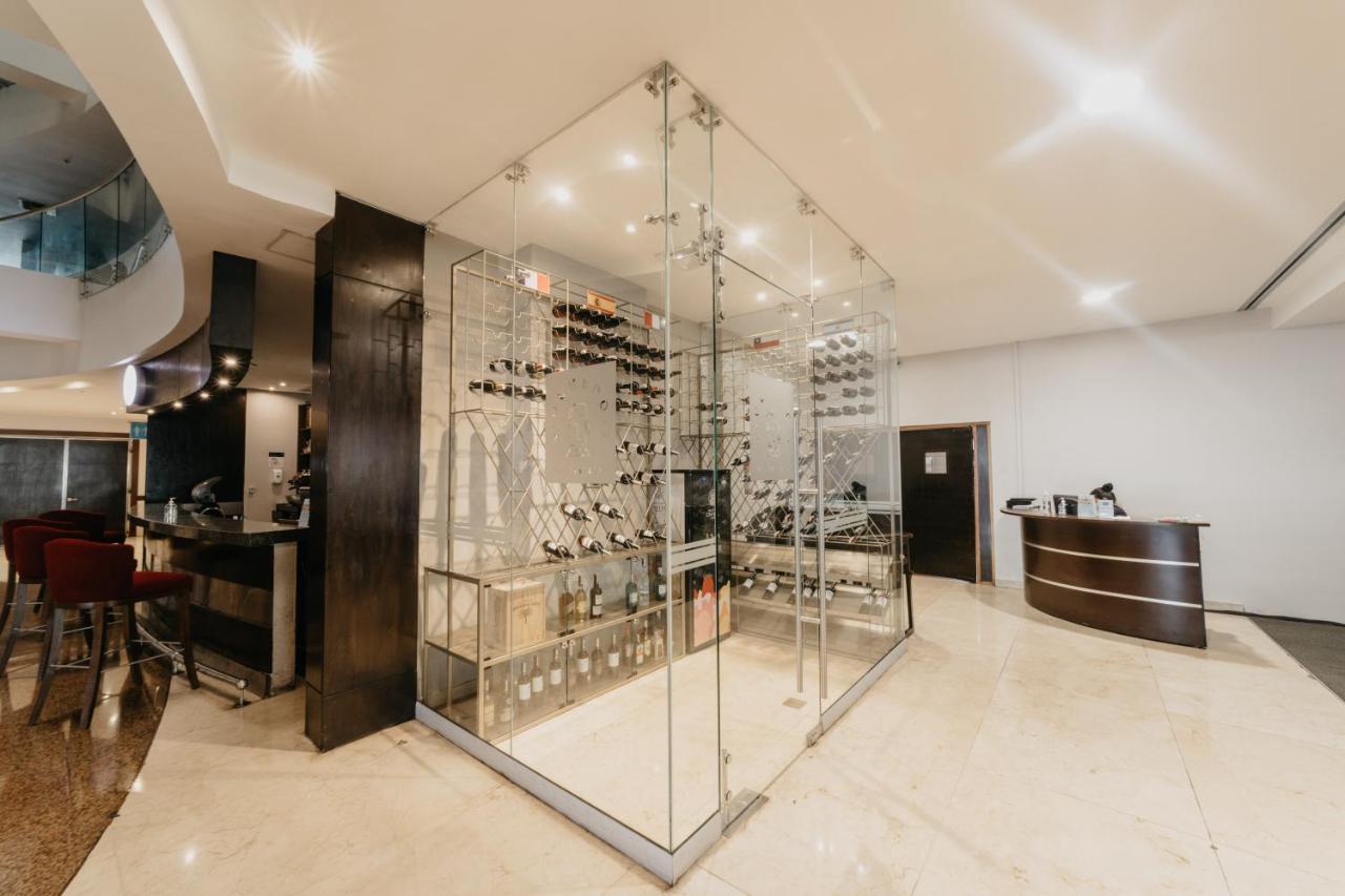 Hotel Tryp By Wyndham Guayaquil Airport Zewnętrze zdjęcie Wine cellar at the hotel