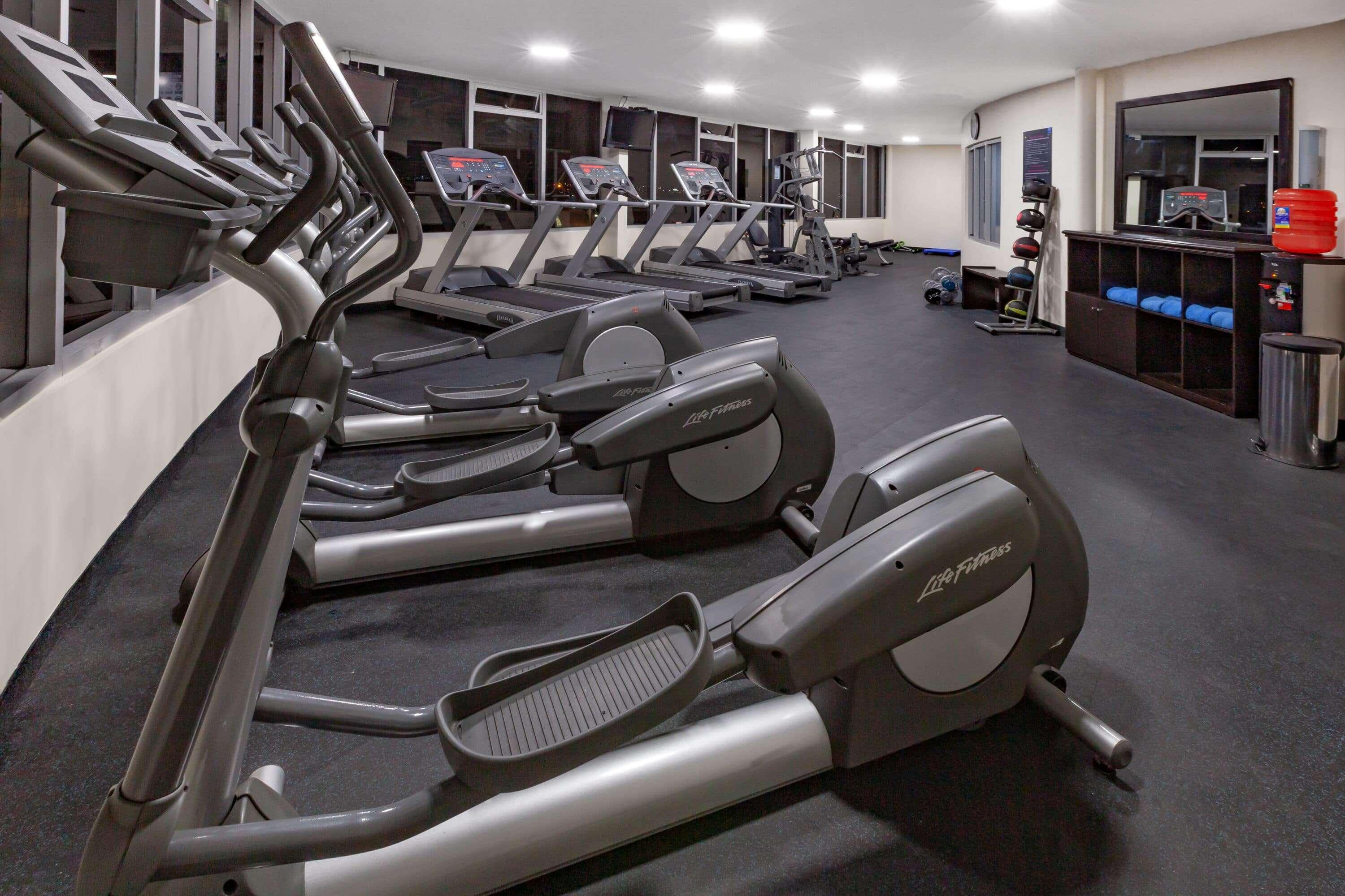 Hotel Tryp By Wyndham Guayaquil Airport Zewnętrze zdjęcie The gym at the hotel