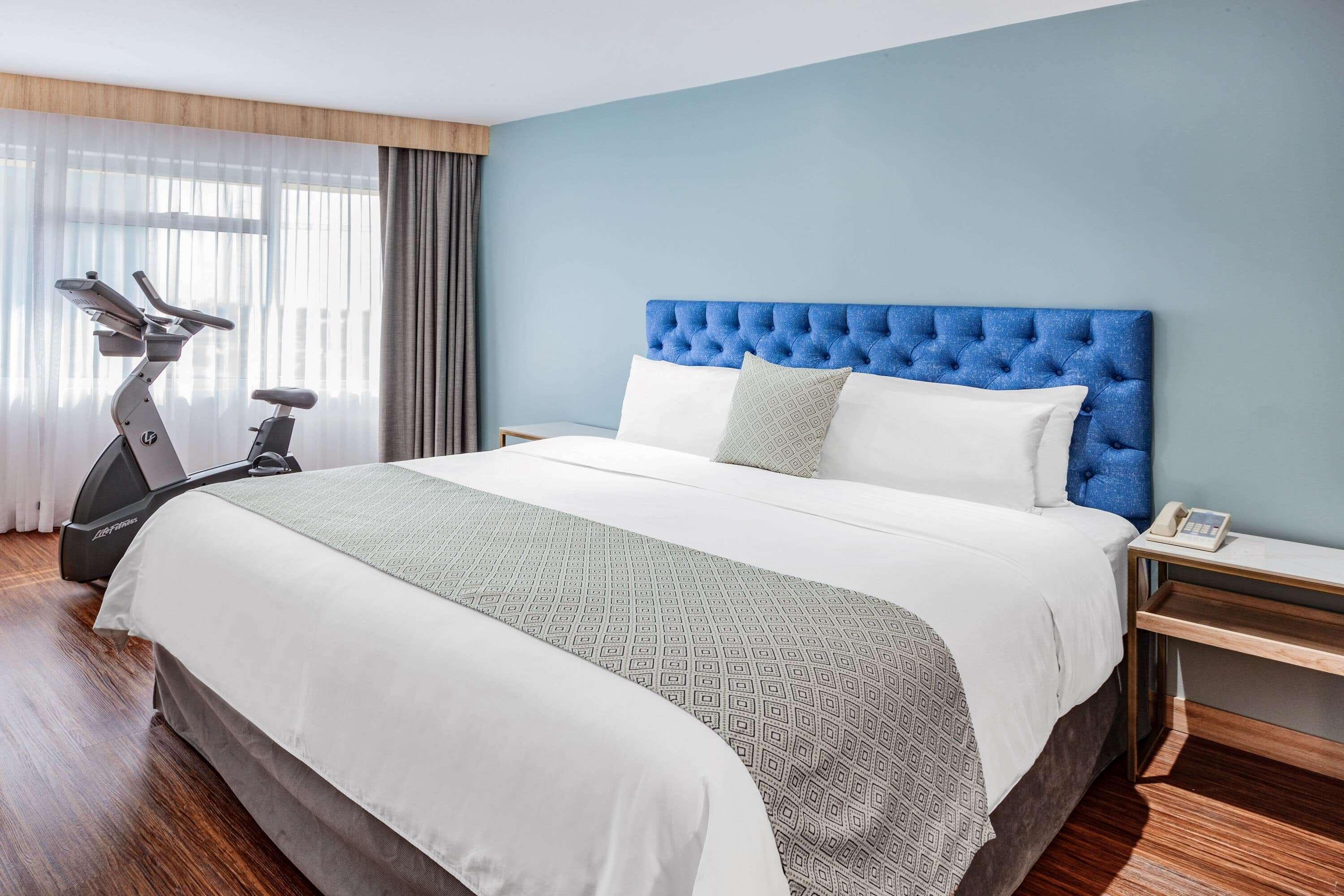 Hotel Tryp By Wyndham Guayaquil Airport Zewnętrze zdjęcie A bed with a bed runner
