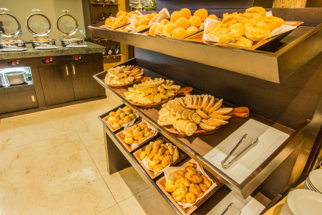 Hotel Tryp By Wyndham Guayaquil Airport Zewnętrze zdjęcie A bread station at a buffet